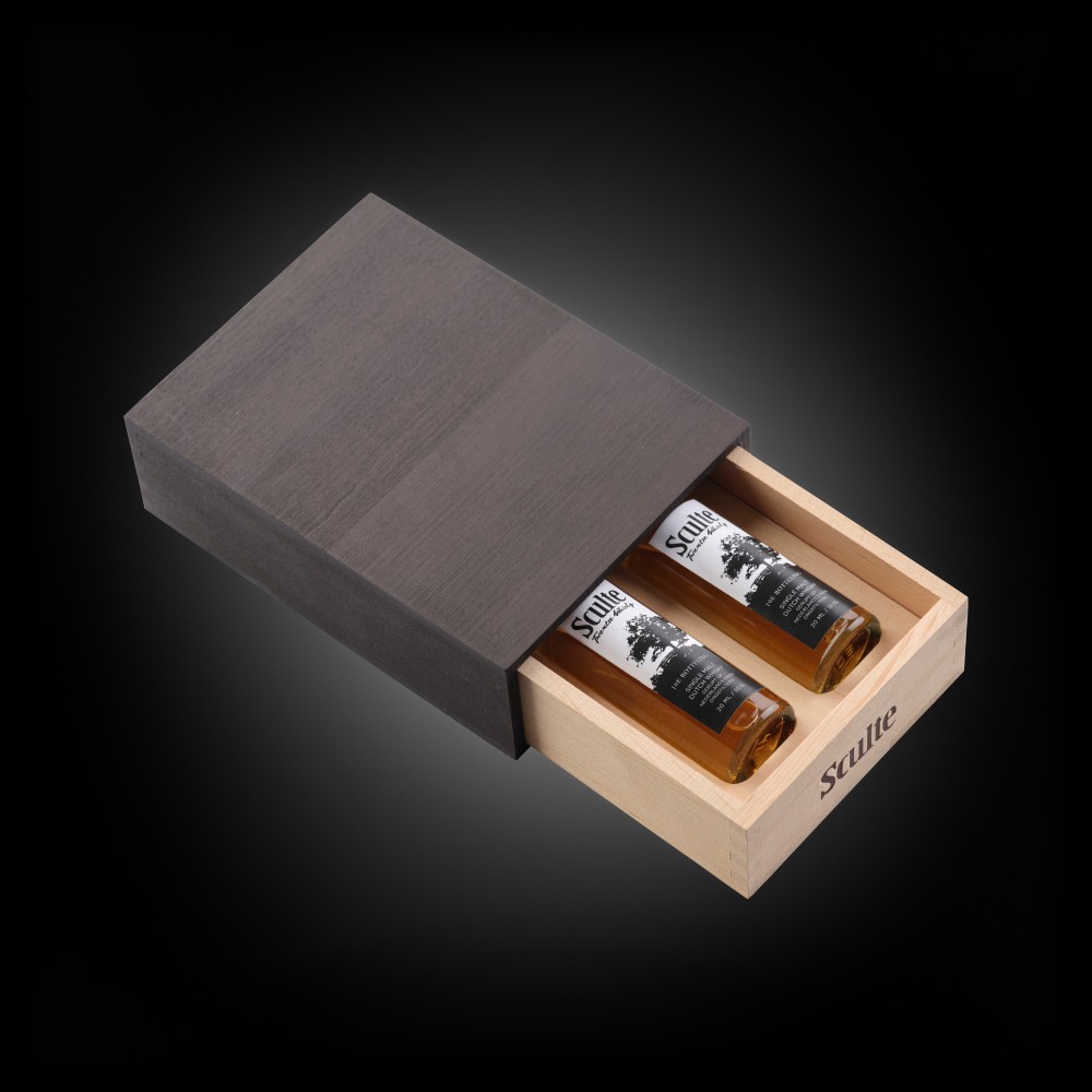 Sculte whiskey 2 mini half open